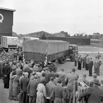 837631 Afbeelding van de demonstratie van een vrachtwagen met oplegger (systeem Huckepack) van de Deutsche Bundesbahn ...